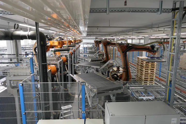 Automatische Palettieranlage mit KUKA Robotern Modelle KR 120 R3200 PA sowie KR 30-3 mit der Option für das zuliefernde Förderbandsystem